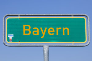 Straßenschild der Ortschaft Bayern, Chiemgau, Oberbayern, Bayern, Süddeutschland, Deutschland, Europa Straßenschild der Ortschaft Bayern, Chiemgau, Oberbayern, Bayern, Süddeutschland, Deutschland, Europa